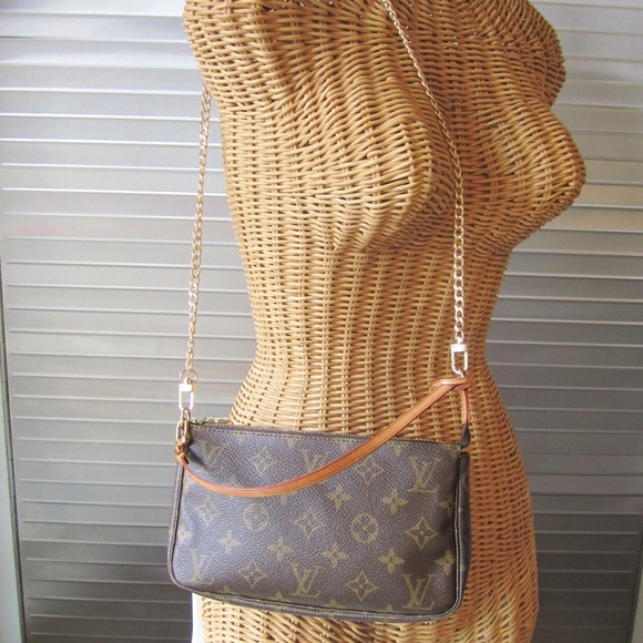 Louis Vuitton Handbags - Louis Vuitton Monogram Pochette EUC